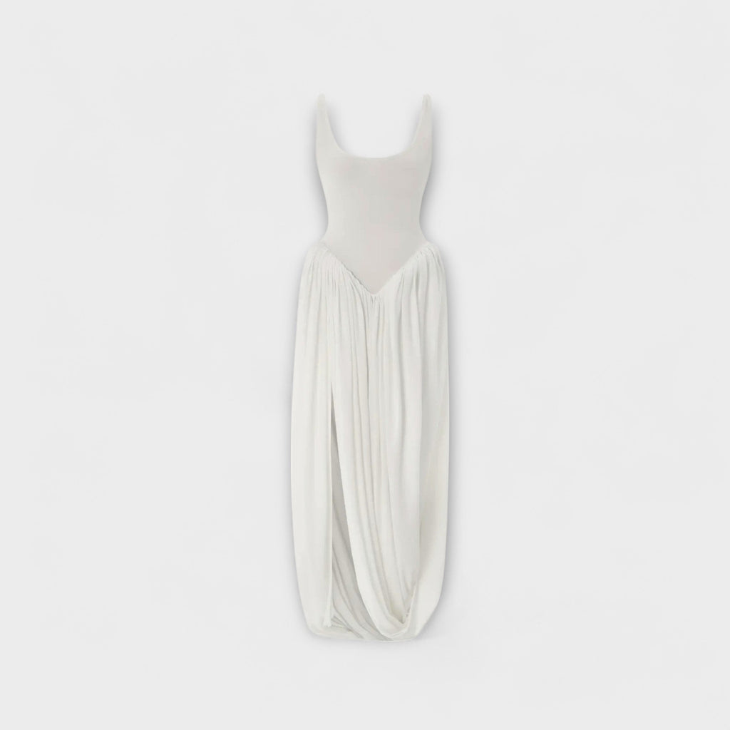 Drapiertes Maxikleid mit skulpturalem Rock und seitlichem Schlitz