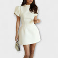 Lily - Rückenausgeschnittenes Mini-Kleid mit Schleife und kurzem Ärmel
