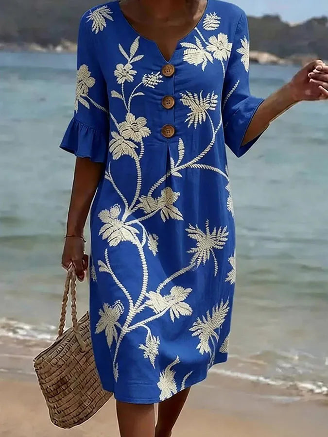 Blaues Freizeitkleid mit floraler Leichtigkeit