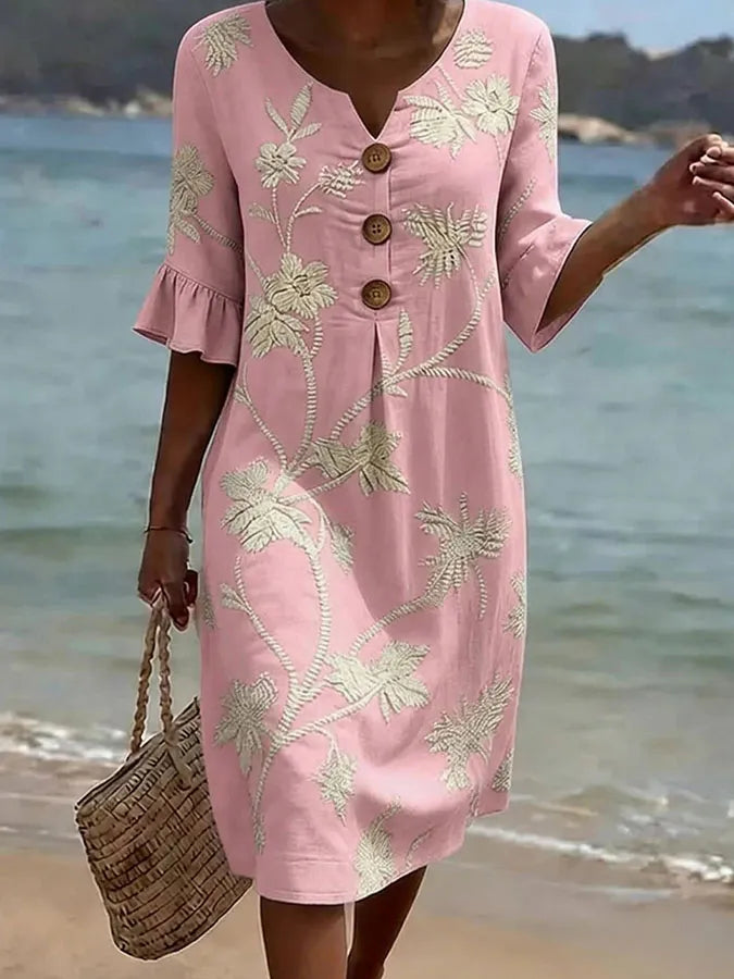 Rosafarbenes Kleid mit floralem Charme