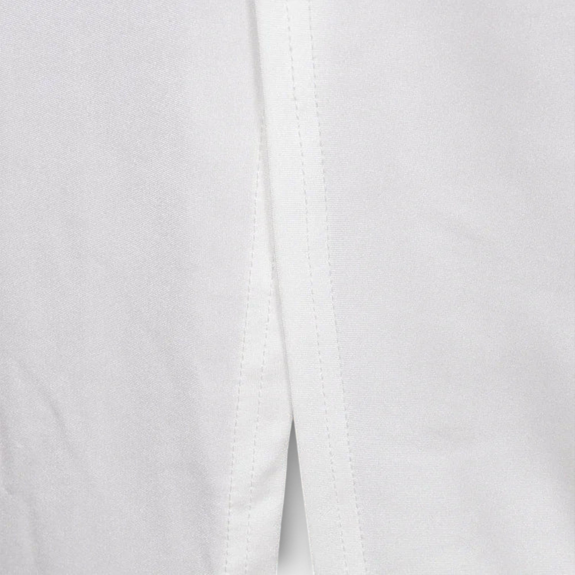 Selah - Weisses Langarmkleid mit Taillenausschnitt und Strassakzenten