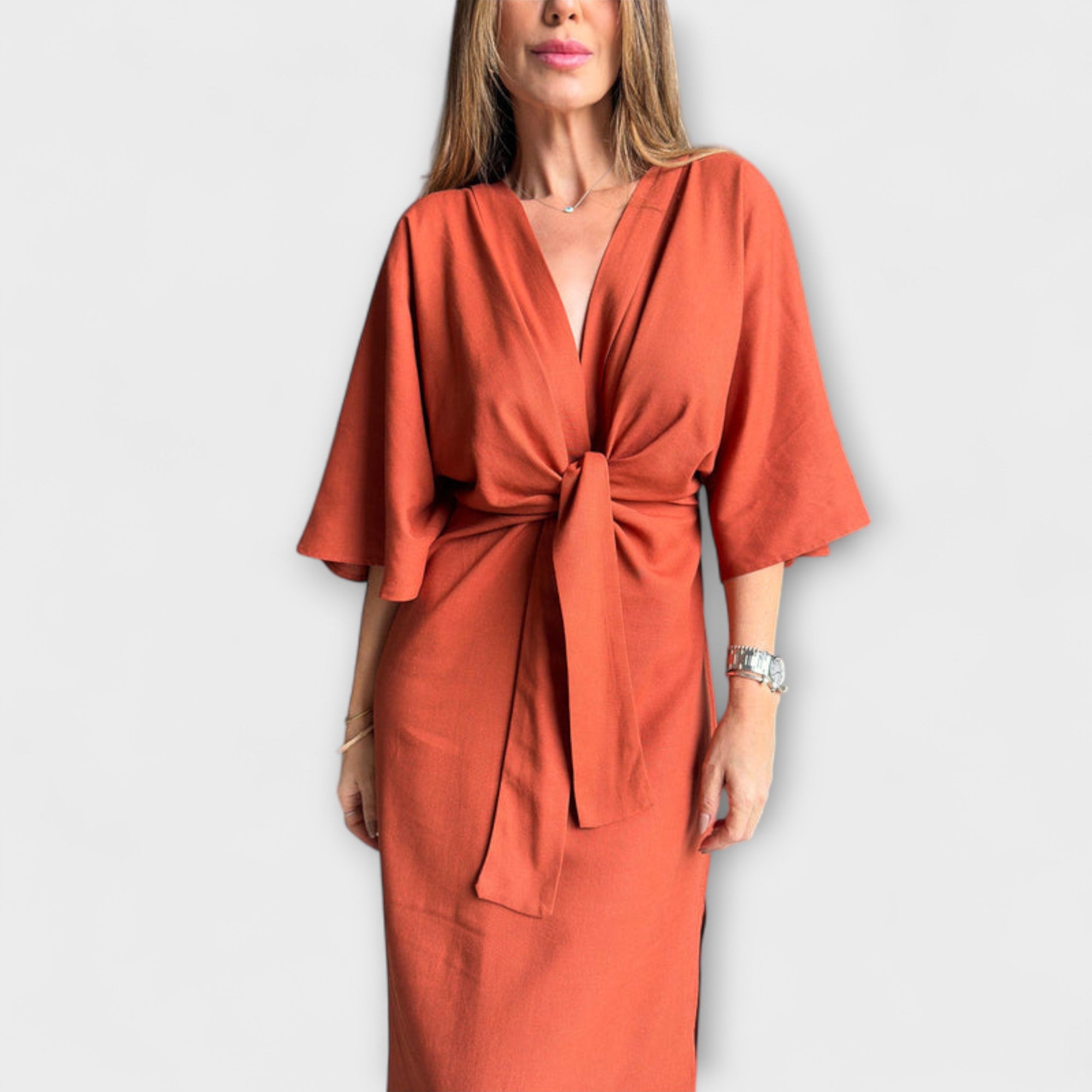 Holly - Lässiges Kleid mit V-Ausschnitt und Krawatte