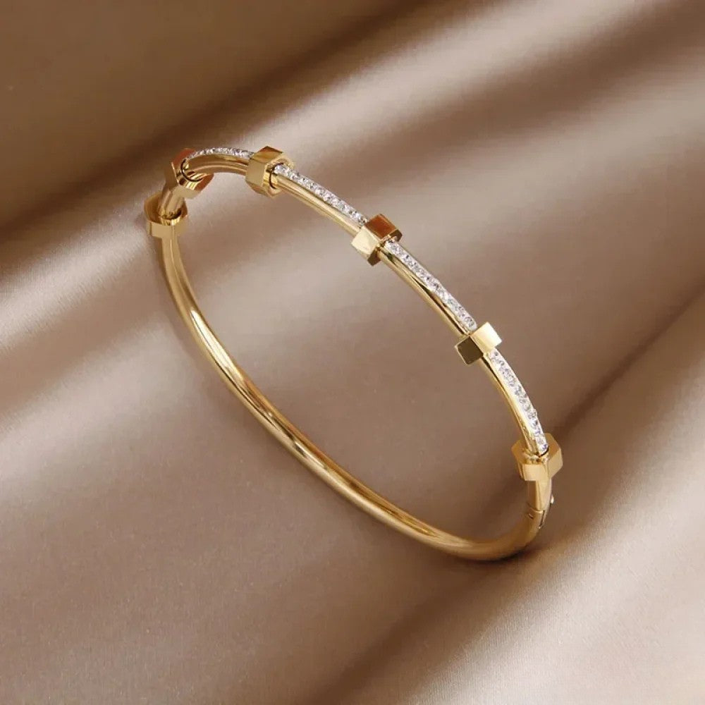Elegantes Goldfarbene Armband in Hellem Design