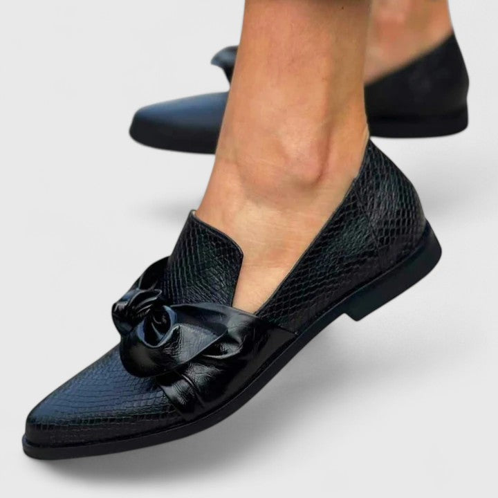 Emberlyssa - Schwarze Loafer mit Lackschleife