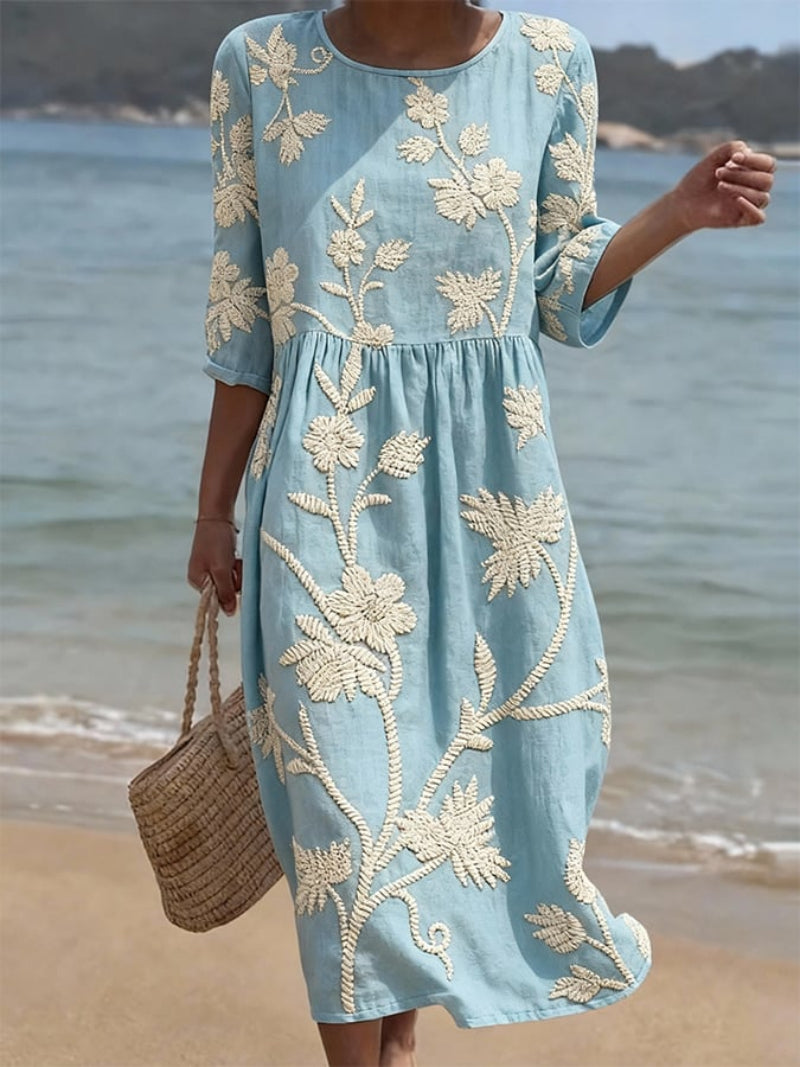 Blaues Sommerkleid mit floralen Akzenten