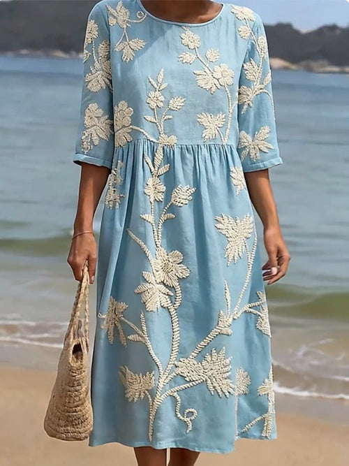 Blaues Sommerkleid mit floralen Akzenten