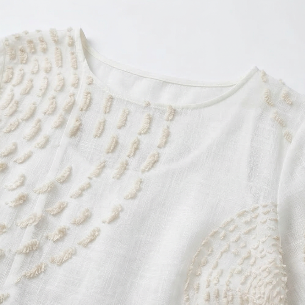 Weisses besticktes Kleid mit feinem Detail