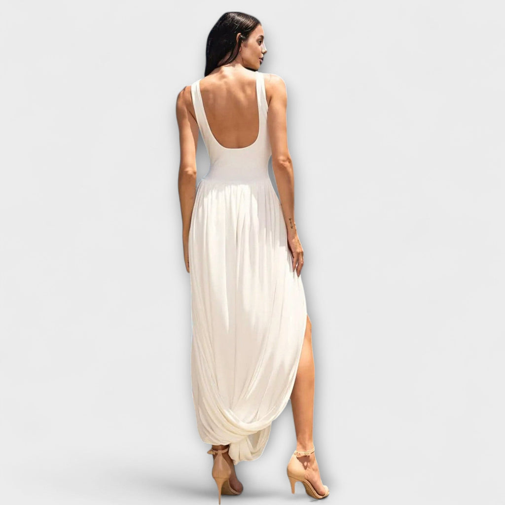 Drapiertes Maxikleid mit skulpturalem Rock und seitlichem Schlitz