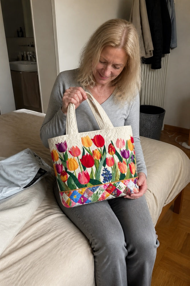 Mirabelle - Gesteppte Tasche mit Tulpen